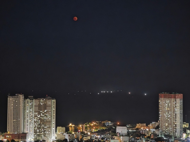 Trăng máu nhìn từ khu vực Núi Sạn cao 200 m tại trung tâm Nha Trang. Ảnh: Bùi Toàn