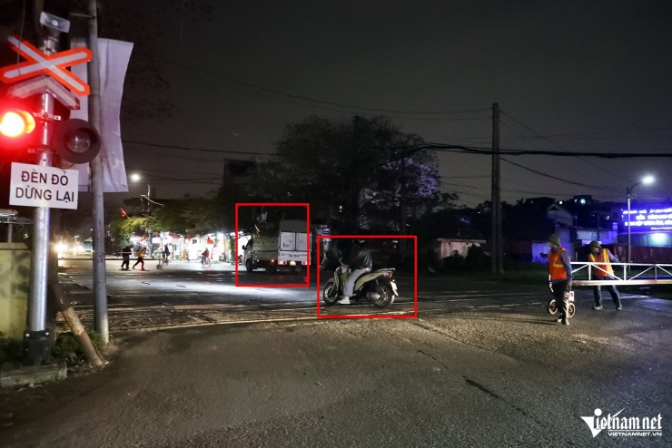 Cố vượt gác chắn đường sắt trong đêm, nhiều tài xế ở Hà Nội bị ghi hình xử phạt - 3