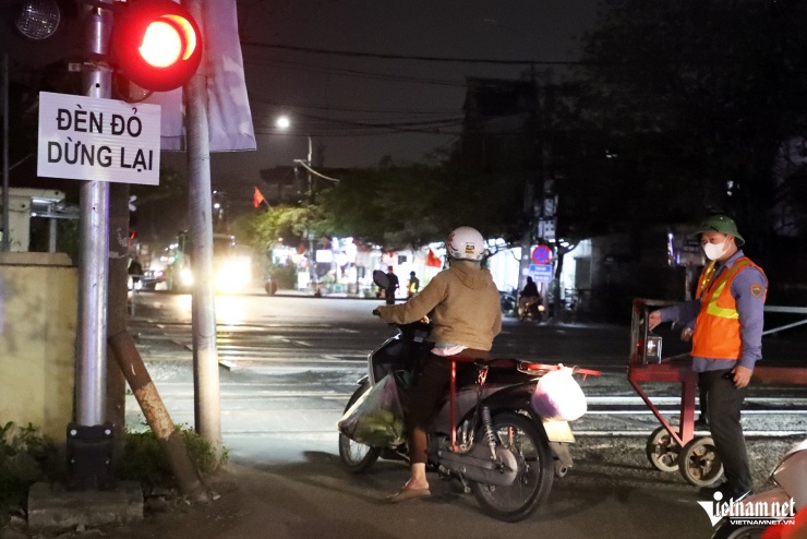 Cố vượt gác chắn đường sắt trong đêm, nhiều tài xế ở Hà Nội bị ghi hình xử phạt - 4