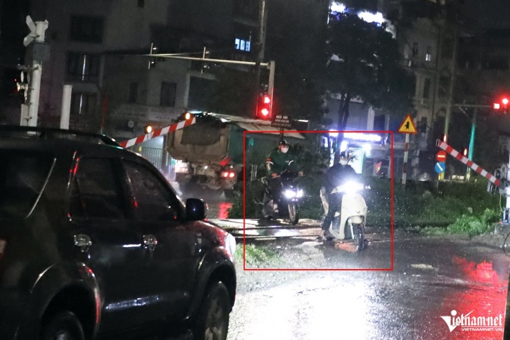 Cố vượt gác chắn đường sắt trong đêm, nhiều tài xế ở Hà Nội bị ghi hình xử phạt - 7