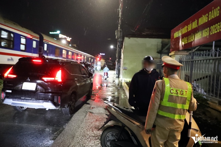 Cố vượt gác chắn đường sắt trong đêm, nhiều tài xế ở Hà Nội bị ghi hình xử phạt - 8