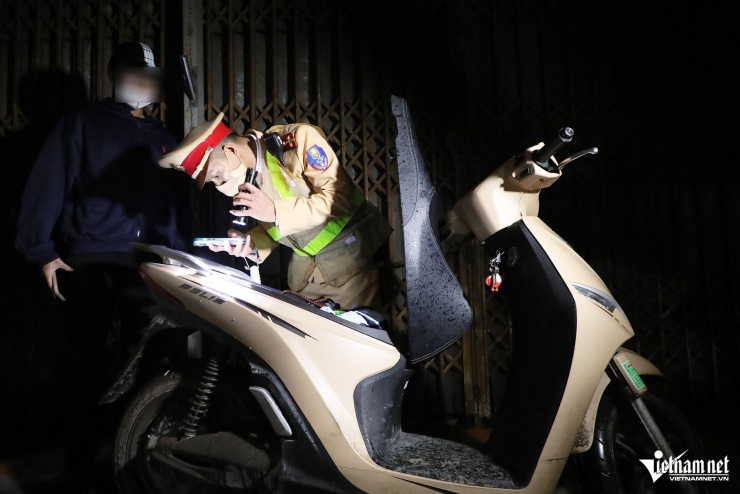 Cố vượt gác chắn đường sắt trong đêm, nhiều tài xế ở Hà Nội bị ghi hình xử phạt - 9