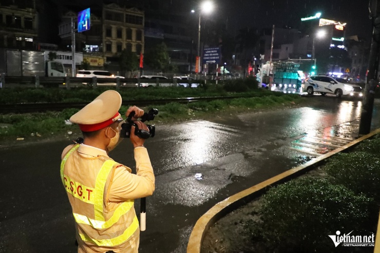 Cố vượt gác chắn đường sắt trong đêm, nhiều tài xế ở Hà Nội bị ghi hình xử phạt - 10