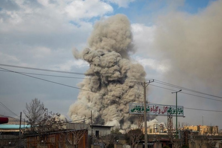 Một cột khói bốc lên sau vụ nổ hôm 2/3, tại Tehran, Iran. Ảnh: Getty Images.