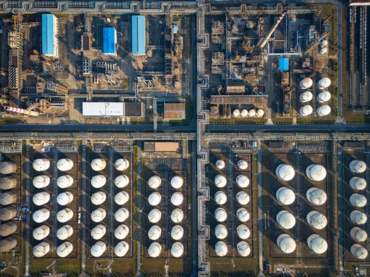 Trung Quốc - nước nhập khẩu dầu lớn nhất thế giới - đối mặt sức ép an ninh năng lượng khi khoảng 80% dầu xuất khẩu của Iran được cho là chảy về thị trường này.