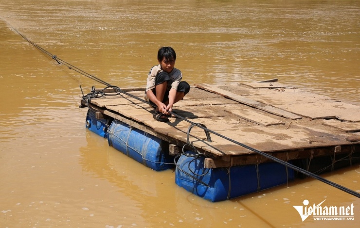 Em Hồ Quốc Thành (lớp 5, Trường Tiểu học Chu Văn An) đi bè đến lớp.
