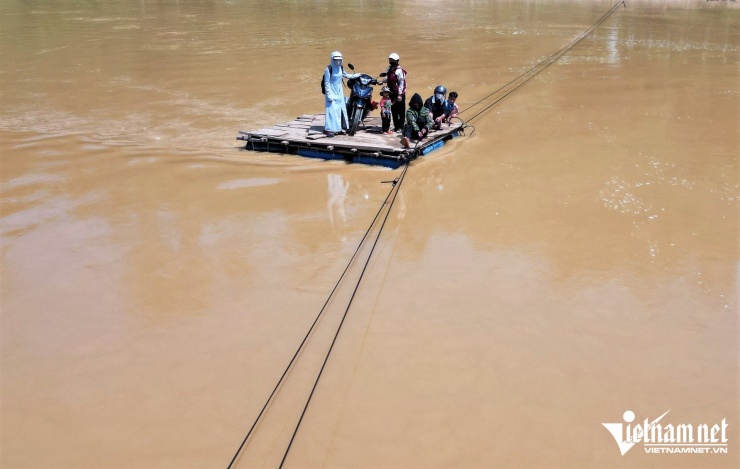 &nbsp;Người dân làng Tắk Rối vượt sông Tranh bằng bè mỗi ngày.