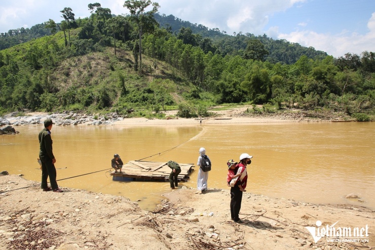 Quãng sông hơn 150m trở thành “cửa ngõ” duy nhất để ra vào làng.