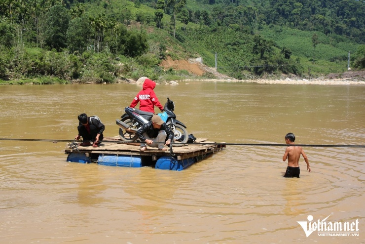 Chiếc bè tự chế là phương tiện đưa nhiều học sinh qua sông đến lớp mỗi ngày.