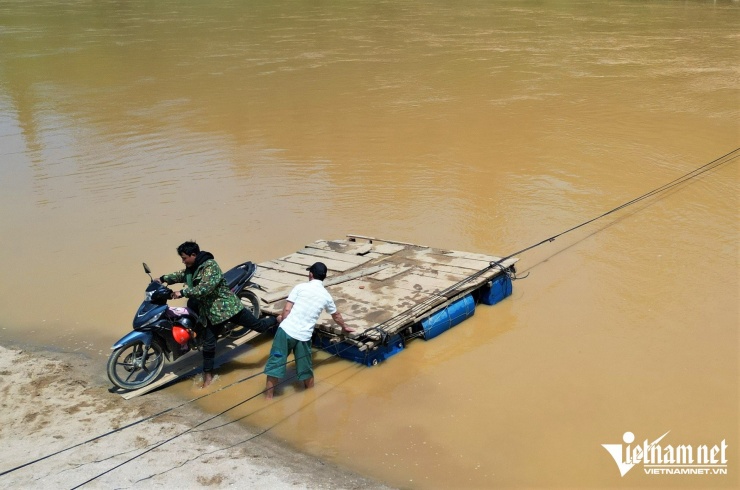 Đây cũng là phương tiện duy nhất giúp người dân Tắk Rối đi làm và giao thương với bên ngoài.