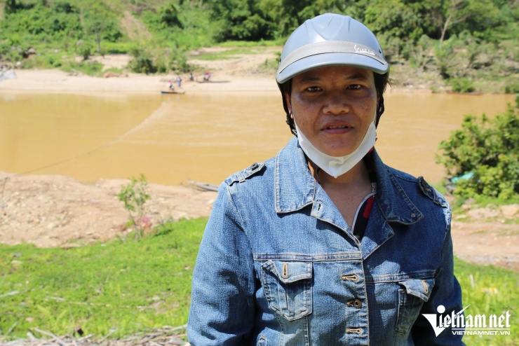 Người dân mong cây cầu treo nối làng với quốc lộ 40B sớm hoàn thành để không còn phải “đánh cược” với dòng nước mỗi ngày.