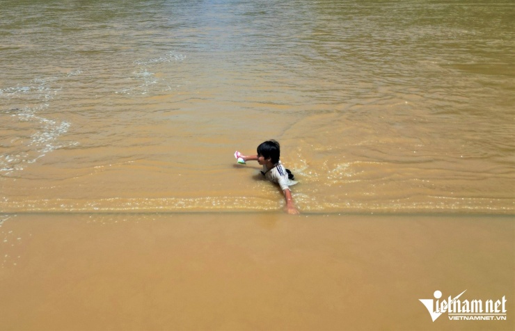 Mỗi chuyến vượt sông là một lần đánh cược với dòng nước xiết.