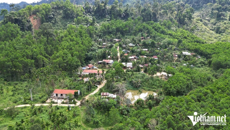 Từ quốc lộ 40B nhìn sang, làng Tắk Rối hiện ra với những mái nhà nhỏ nép mình giữa núi rừng.