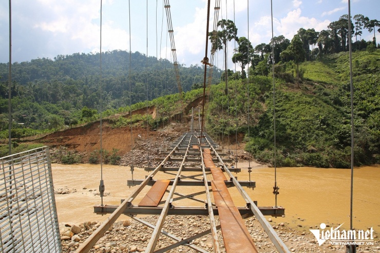 Hiện nhiều hạng mục của cây cầu treo vẫn chưa hoàn thiện.
