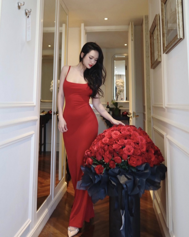 Thiết kế có tông màu đỏ rực, tối giản về kiểu dáng nhưng khéo làm nổi bật ba vòng quyến rũ của Vũ Thúy Quỳnh.