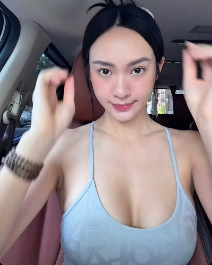 Mỹ nhân 28 tuổi chọn bratop trễ nải thu hút mắt nhìn vào thân hình gợi cảm khi đi chơi pickleball. Cô và bạn trai Đức Phạm luôn đồng hành mỗi khi ra sân.