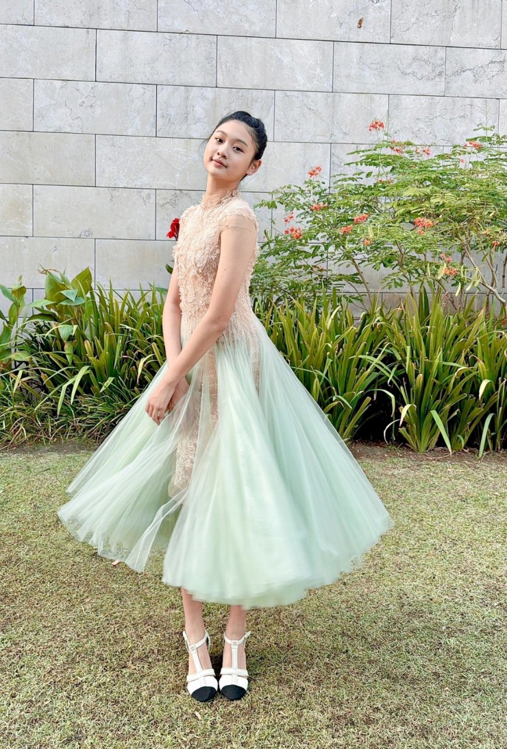 Bé đánh piano vào Giáng sinh 2022 tại trường.