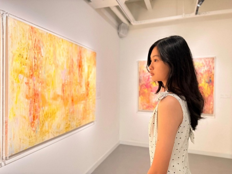 Tiểu Panda trong một lần đi xem triển lãm tranh đầu năm.