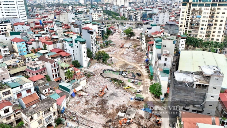 Dự án đường Vành đai 2,5 đoạn từ đường Cầu Giấy đến Khu đô thị mới Dịch Vọng có chiều dài khoảng 420m, tổng diện tích thu hồi hơn 21.459m², liên quan 329 hộ gia đình và 9 tổ chức.&nbsp;