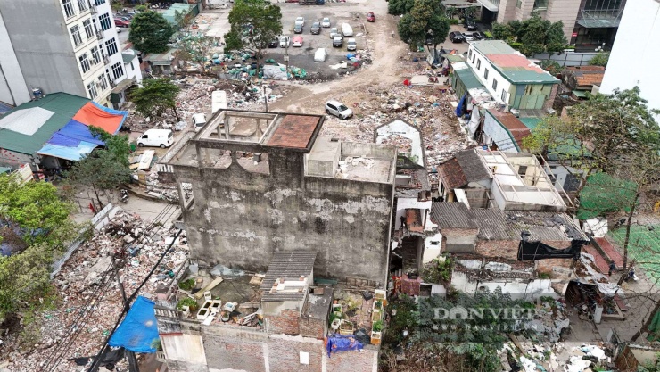 Chỉ còn một vài công trình nhà ở của người dân trên tuyến đường cũng đang chuẩn bị được tháo dỡ.