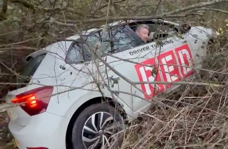 Giáo viên dạy lái say rượu, lái xe lao sang bên đường khi đi đón học viên