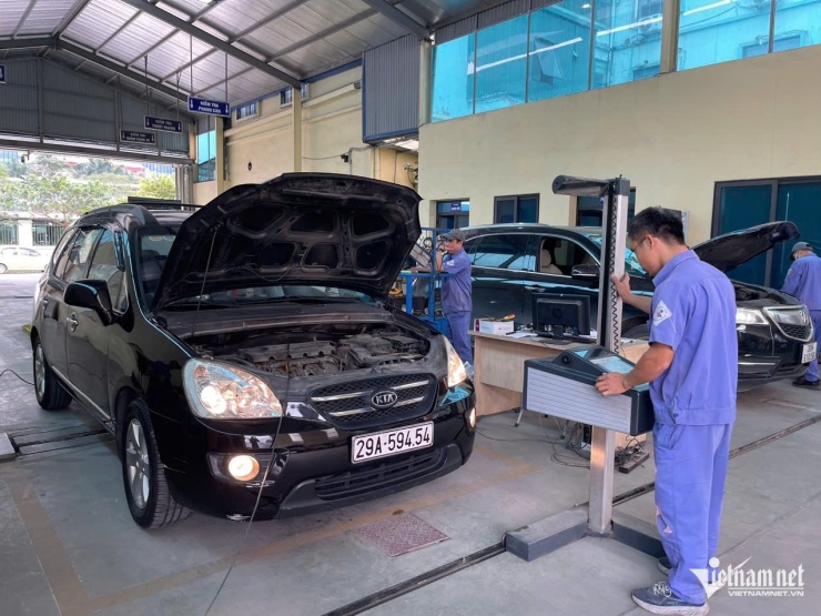 Một công đoạn kiểm định tại Trung tâm Đăng kiểm 2927D. Ảnh: Hoàng Hiệp