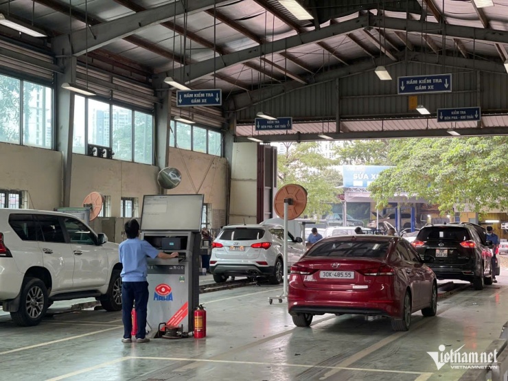 Việc đăng kiểm tại trung tâm Đăng kiểm xe cơ giới 2903S vào sáng 3/3 diễn ra khá nhanh gọn. Ảnh: Hoàng Hiệp