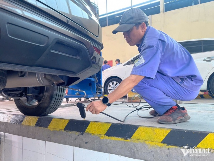 Lắp cảm biến vòng tua máy vào động cơ và đầu đo khí thải vào ống xả. Ảnh: Hoàng Hiệp