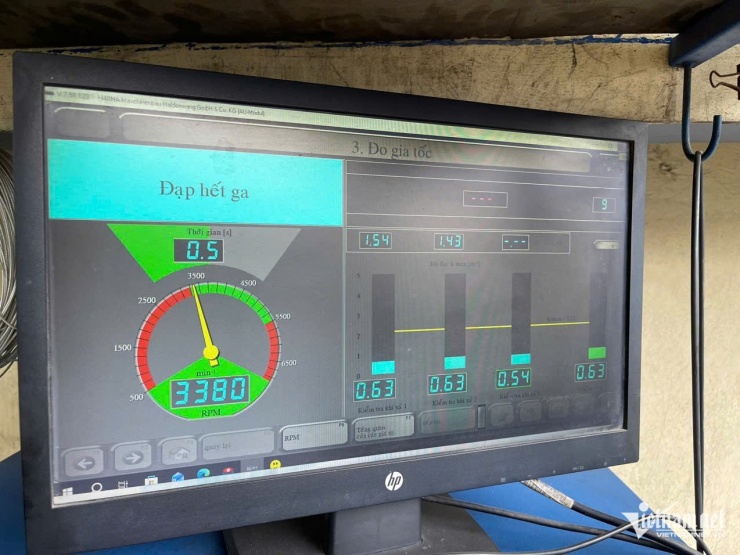 Đăng kiểm viên đạp hết ga trong khoảng 1 giây, sau đó phần mềm sẽ tự ghi nhận và tổng hợp kết quả đo kiểm. Ảnh: Hoàng Hiệp
