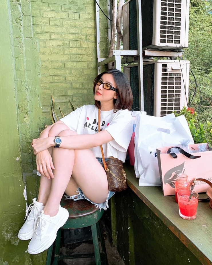 Ảnh sao 4/3: Midu ngắm ông xã trượt tuyết ở Hàn Quốc - 1