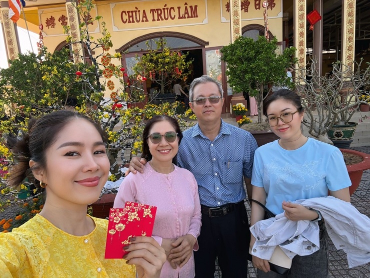 Ảnh sao 4/3: Midu ngắm ông xã trượt tuyết ở Hàn Quốc - 3