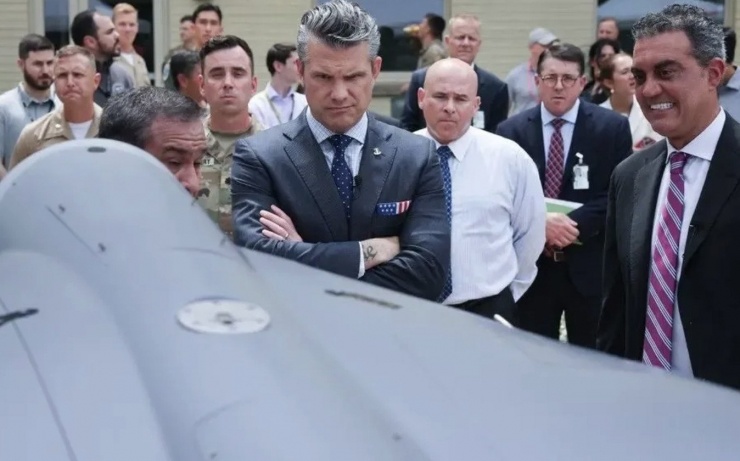 Ông Pete Hegseth, Bộ trưởng Chiến tranh Mỹ, đang kiểm tra một thiết bị bay không người lái LUCAS. Ảnh: US Army