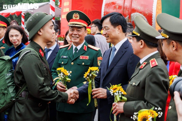 Tân binh bịn rịn chia tay bạn gái, hẹn tổ chức đám cưới sau 2 năm quân ngũ - 8