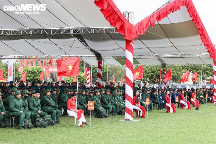 Tân binh bịn rịn chia tay bạn gái, hẹn tổ chức đám cưới sau 2 năm quân ngũ - 9