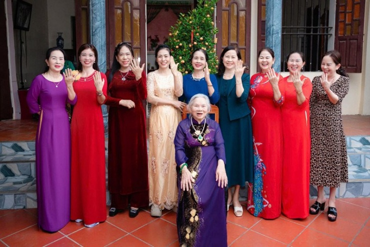 Cụ Thuận bên các con dâu, con gái 