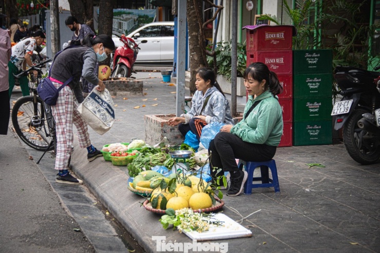 Chị Minh (45 tuổi) ở Thanh Oai - bán hoa bưởi rong trên đường Nguyễn Thị Thập, phường Thanh Xuân - cho biết: “Rằm tháng Giêng năm nay, khách chuộng hoa bưởi lắm, mỗi ngày cũng bán được 7-8kg. Nay chính Rằm, tôi bán từ sớm đến 9h sáng cũng chỉ còn 3,4 bó nhỏ".