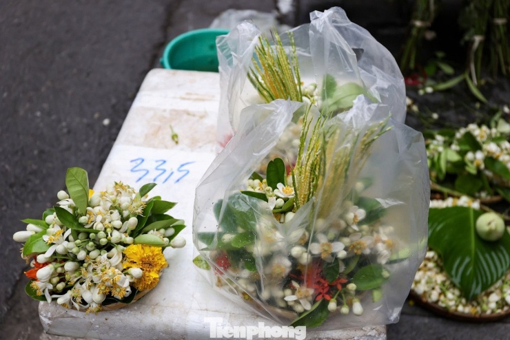 Bên cạnh hoa lẻ, các đĩa hoa lễ làm từ hoa bưởi kết hợp với các loại hoa mùa vụ khác làm sẵn cũng được nhiều người lựa chọn. Tùy kích thước và loại hoa kết hợp, giá bán dao động từ 150.000 - 300.000 đồng/đĩa.