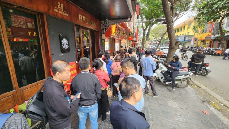 Khách hàng mua vàng tiếp tục xếp hàng dài trong ngày giá vàng giảm mạnh. Ảnh: Thái Nguyễn