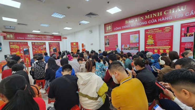 Cửa hàng Bảo Tín Minh Châu tiếp tục giới hạn số lượng vàng bán ra và nợ vàng khách hàng. Ảnh: Thái Nguyễn