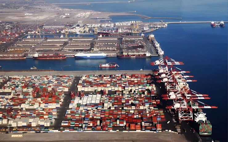 &nbsp;Cảng xuất khẩu hàng hóa của Iran nhộn nhịp hoạt động, bên cạnh dầu mỏ, các sản phẩm hóa dầu, thép và khí hóa lỏng đang đóng góp đáng kể vào kim ngạch thương mại của nước này. Ảnh minh họa: TOI