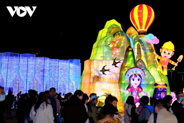 Các khu trưng bày được sắp đặt theo trình tự như một kịch bản nghệ thuật. “Tracing the Light of the Deer” mở đầu bằng câu chuyện về văn hóa bản địa và sự hòa hợp với thiên nhiên.