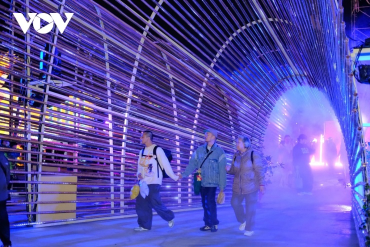 Một điểm nhấn khác là việc tái hiện không gian “Tech World Taiwan Pavilion” từng gây ấn tượng tại Expo Osaka, nay được giới thiệu trọn vẹn tại Gia Nghĩa. Du khách có cơ hội chiêm ngưỡng những ý tưởng nghệ thuật và công nghệ đẳng cấp quốc tế mà không cần ra nước ngoài.