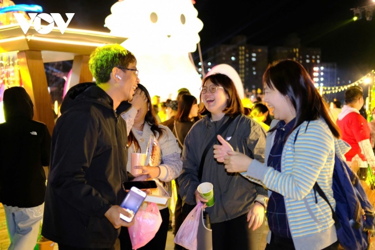 Người dân và du khách thích thú khám phá không gian lung linh của lễ hội.