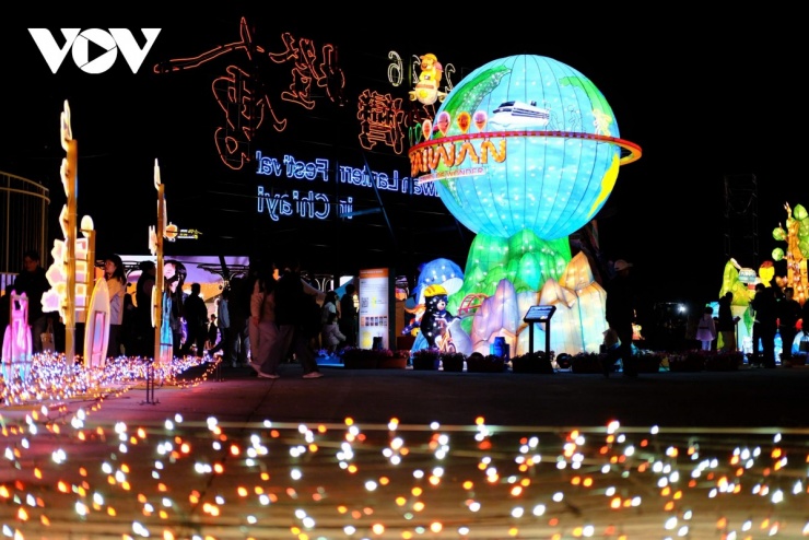 “Around Taiwan Adventures” tôn vinh vẻ đẹp thiên nhiên khắp hòn đảo, còn “Light Arrives in Chiayi” nhấn mạnh tinh thần giao lưu, kết nối quốc tế. Hành trình khép lại bằng “Tech Carnival”, nơi công nghệ trình diễn vai trò dẫn dắt tương lai, từ trí tuệ nhân tạo đến mô hình đô thị thông minh.