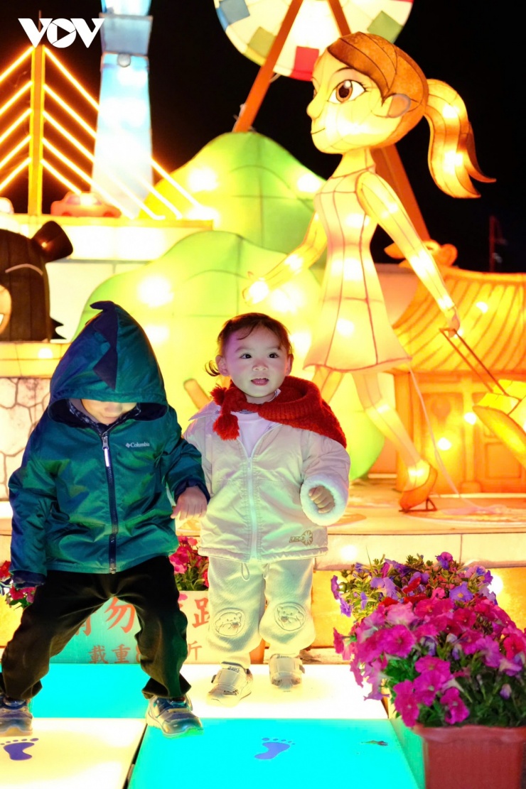 Các em nhỏ thích thú chơi đùa trong không gian lễ hội.