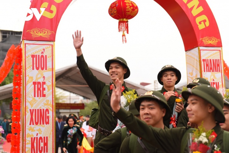 Sáng 4/3, tại điểm giao, nhận quân số 6 tại Trung tâm Văn hóa thông tin và thể thao xã Gia Lâm (TP Hà Nội) đã diễn ra Lễ giao, nhận quân năm 2026. Điểm giao, nhận quân số 6 gồm 11 xã, phường: Long Biên, Bồ Đề, Việt Hưng, Phúc Lợi, Gia Lâm, Thuận An, Bát Tràng, Phù Đổng, Đông Anh, Thiên Lộc, Vĩnh Thanh. (Ảnh: Trọng Phú)