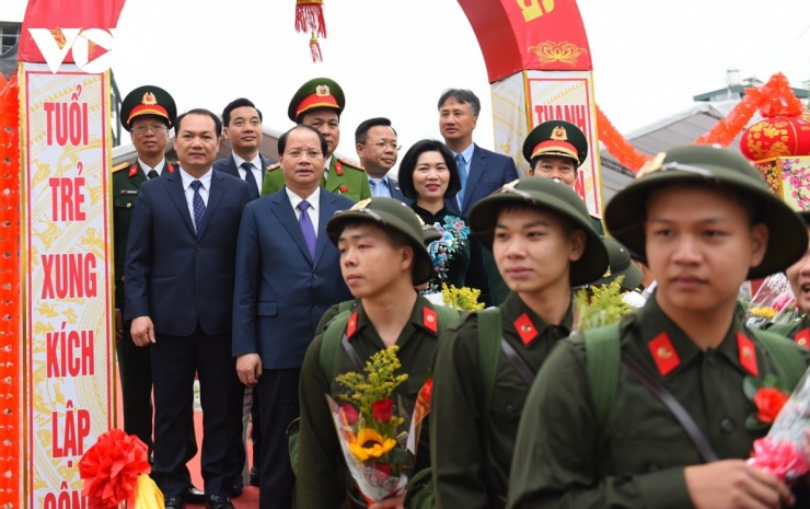 Phó Bí thư Thành ủy Hà Nội, Chủ tịch HĐND TP Hà Nội Phùng Thị Hồng Hà; Thiếu tướng Nguyễn Khắc Nhân, Phó Chính ủy Bộ Tư lệnh Thủ đô Hà Nội cùng nhiều đại biểu đến dự Lễ giao, nhận quân năm 2026 tại điểm giao, nhận quân số 6.