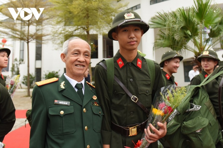 Tại Lễ giao, nhận quân, Đại úy&nbsp;Nguyễn Văn Chè (69 tuổi, từng công tác tại Tổng Cục Công nghiệp Quốc phòng, Bộ Quốc phòng) bày tỏ xúc động, tự hào khi tiễn cháu nội là Nguyễn Công Vinh lên đường thực hiện&nbsp;nghĩa vụ tham gia Công an nhân dân.&nbsp;