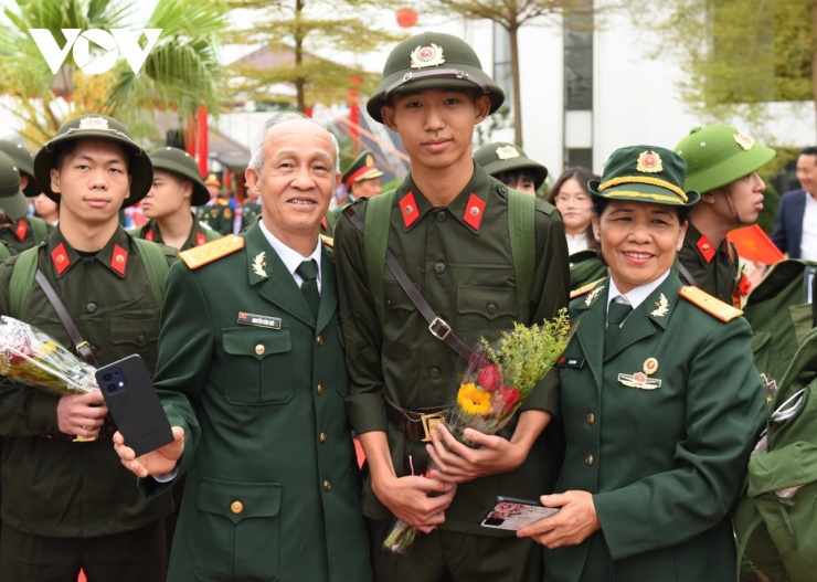 Đại úy Nguyễn Văn Chè chia sẻ: "Hai vợ chồng tôi đều phục vụ trong quân ngũ và nay đã về hưu, hoàn thành mọi nhiệm vụ mà Đảng và Nhà nước giao. Giờ đây tôi rất vinh dự và xúc động khi có con cháu lên đường nhập ngũ, tiếp nối truyền thống tốt đẹp của cha anh. Chúng tôi rất tự hào, hi vọng cháu sẽ trưởng thành, trở thành một đồng chí công an phục vụ tốt cho Đảng, Nhà nước và nhân dân".