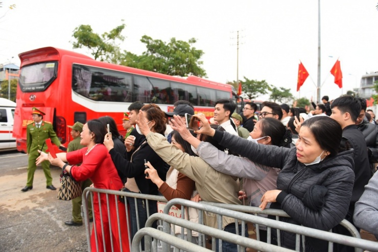 Hàng nghìn người dân tại các phường xã&nbsp;Long Biên, Bồ Đề, Việt Hưng, Phúc Lợi, Gia Lâm, Thuận An, Bát Tràng, Phù Đổng, Đông Anh, Thiên Lộc, Vĩnh Thanh... đã đến điểm giao, nhận quân từ sớm để tiễn con em của họ lên đường thực hiện nghĩa vụ.